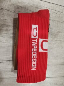 Futbalové protišmykové ponožky Tapedesign (red) - 2