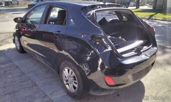 Hyundai i30 1.6 CRDI 2012 predám MOTOR, lavé DVERE, ZADNÉ SV - 2