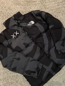 The North Face x Kaws puffer bunda - 2