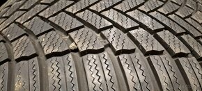 Predám 2ks pekné zimné 235/40r19-96V Bridgestone - 2