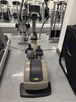 eliptický trenažér (eliptical) TECHNOGYM - 2