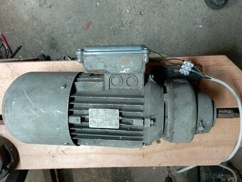 Elektromotor 1,1kw s prevodovkou 277otacok - 2