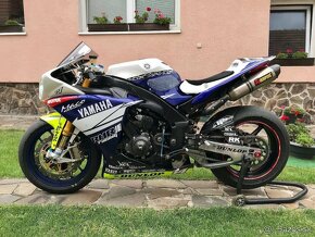 YAMAHA R1 SUPERBIKE - 2