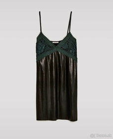 ZARA Čierne jemné koženkové šaty s vyšívaným detailom - 2