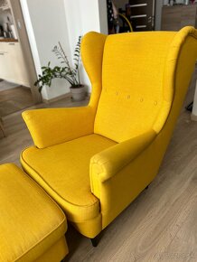 Zlte ikea kreslo s taburetkou - 2