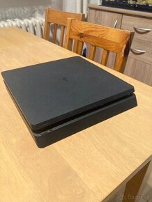 Predám PLAYSTATION 4 Slim version - 2