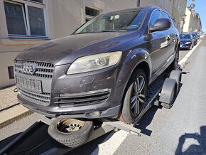 AUDI Q7 3.0tdi V6 a 4 2i V8 - 2