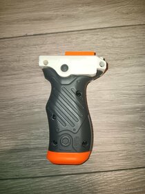 Nerf - originální držadlo pod zbraň (grip) - 2