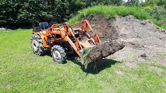 Čelný nakladač na japonský malotraktor - 2