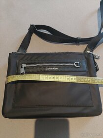 Čierna crossbody kabelka calvin klein - 2