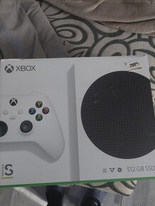 Xbox Series S + 2 ovladače - 2