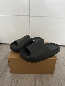 Adidas Yeezy slides, Granite (sivá) 42 - 2