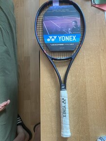 Predám novú raketu Yonex VCore pro 97 - 2