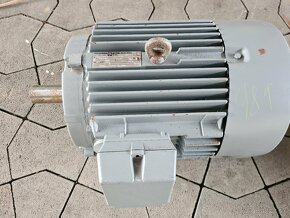 Predám pätkový el.motor 3kW 715ot hriadeľ 38mm - 2