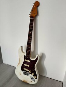 TOP - FENDER STRATOCASTER - 2