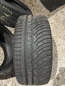 245/40 R18 - 2