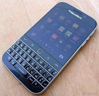 Blackberry Classic Q20 cierny - 2