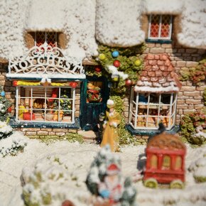 Vianočný Lilliput Lane - domček, miniatúra - Hračkárstvo - 2