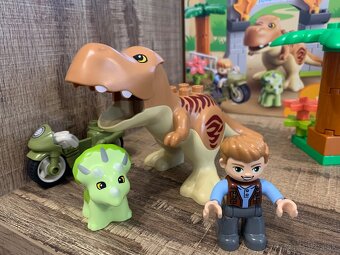 Predám Lego DUPLO 10939 Jurassic World - T-rex a Triceratops - 2