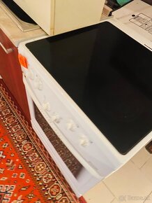 Sklokeramicky sporak. GORENJE.    60cm - 2