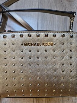 Michael Kors pale gold zlata vybijana kabelka cez plece - 2