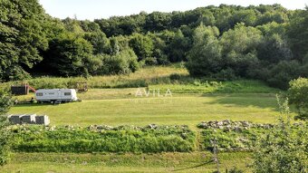 REZERVOVANÉ Exkluzívny stavebný pozemok s panoramatickými vý - 2