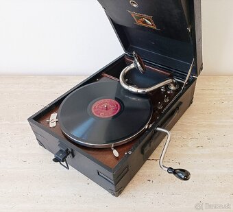 His Master’s Voice - starožitný gramofon na kliku ze 20. let - 2