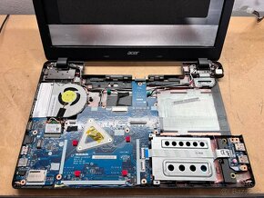 Predám pokazený notebook na náhradné diely zn.Acer E5-571 - 2