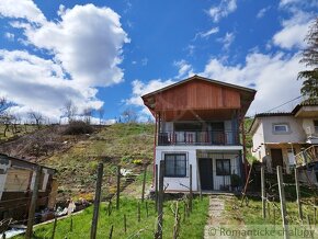 Dvojpodlažná chatka s do kopca vytesanou pivnicou v chatov - 2