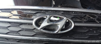 Hyundai IX20 predná maska s logom - 2