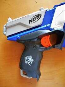 Nerf Strongarm s doplnkami - 2