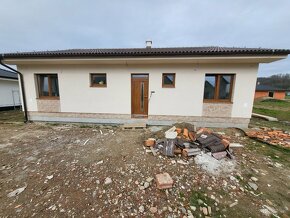 4 izbový bungalov, 105 m2,pozemok 637 m2, Nemšová - Kľúčové. - 2