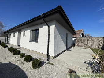 Moderný štvorizbový bungalov v obci Palárikovo - 2