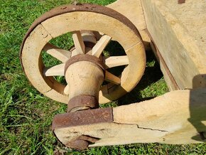 Starý drevený fúrik - tragač - barrow - wheelbarrow - 2