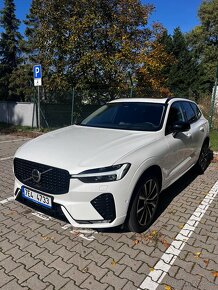 Volvo XC60 PLUS DARK 2,0 B5 Mild-Hybrid 4x4 - 2