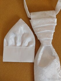 Biela vzorovaná svadobná vesta s kravatou a vreckovkou do sa - 2