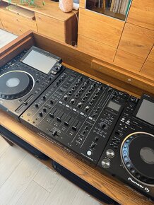 4x Pioneer CDJ 3000 - 1x DJM A9 - DJ stôl - 2