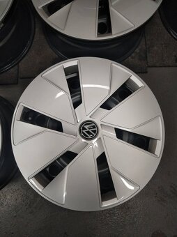 5 x 112 R 18 + puklice originál VW + zimné pneu. - 2