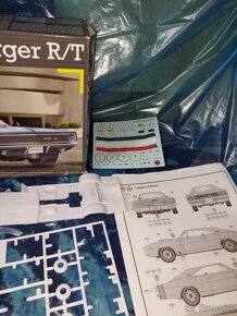 Revell 1:25 1968 Dodge Charger R/T - 2