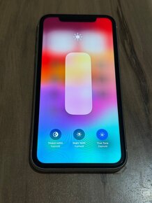 Predám Apple iPhone 11 64GB White Malé známky opotrebovania - 2