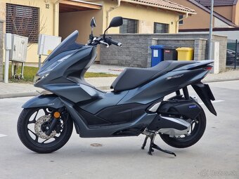 Honda PCX 125 – 1431 km – šedá kráska hľadá nového majiteľa. - 2