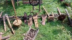 Staré hospodárske predmety z dreva, pluh, kolíska, koryto - 2