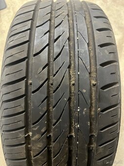 Pneu 235/40 R19 - 2