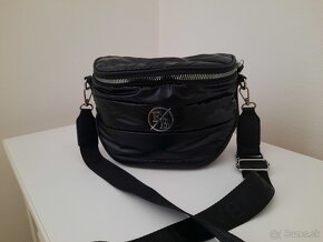 Moderná dámska crossbody kabelka / ľadvinka - 2