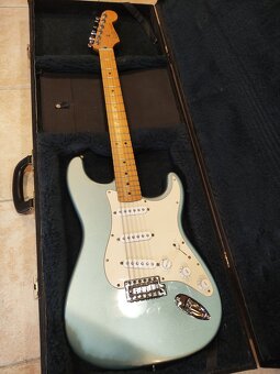 Fender Stratocaster - 2