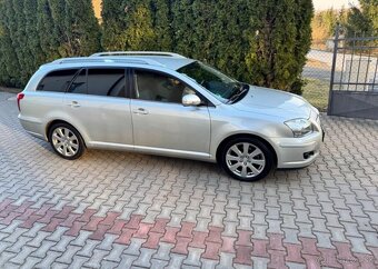 Toyota Avensis 2,0D4-D Serviska klima Top sta nafta manuál - 2