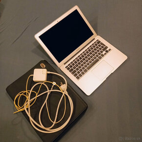 MacBook air rok 2012 - 2