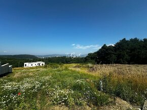 Stavebny pozemok Medove luky - Višňová ul. 1302 m2 - 2