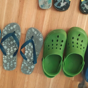 Rôzne sandálky šľapky crocsy nosené výlučne mojím synom veľk - 2
