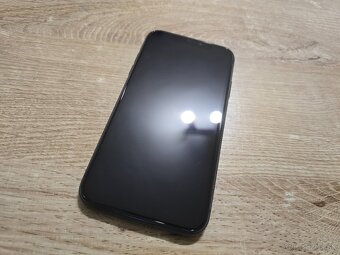 Iphone 11 128gb v super stave ma len velmi jemne znamky pouz - 2